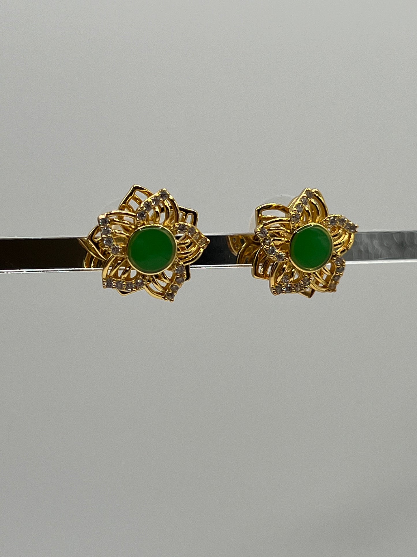 Rotating flower earring