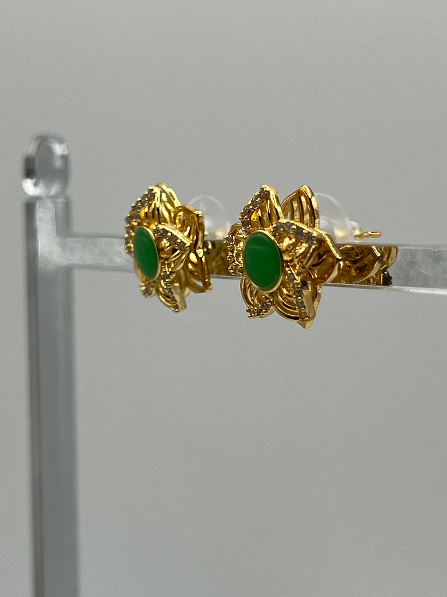Rotating flower earring