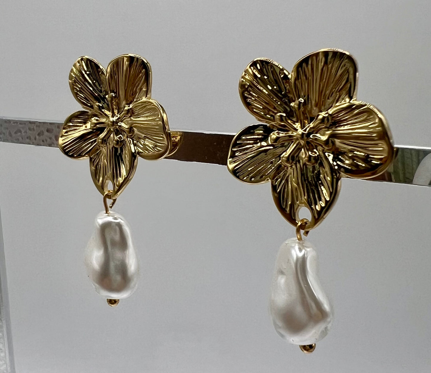 Simple style flower with pearl drop