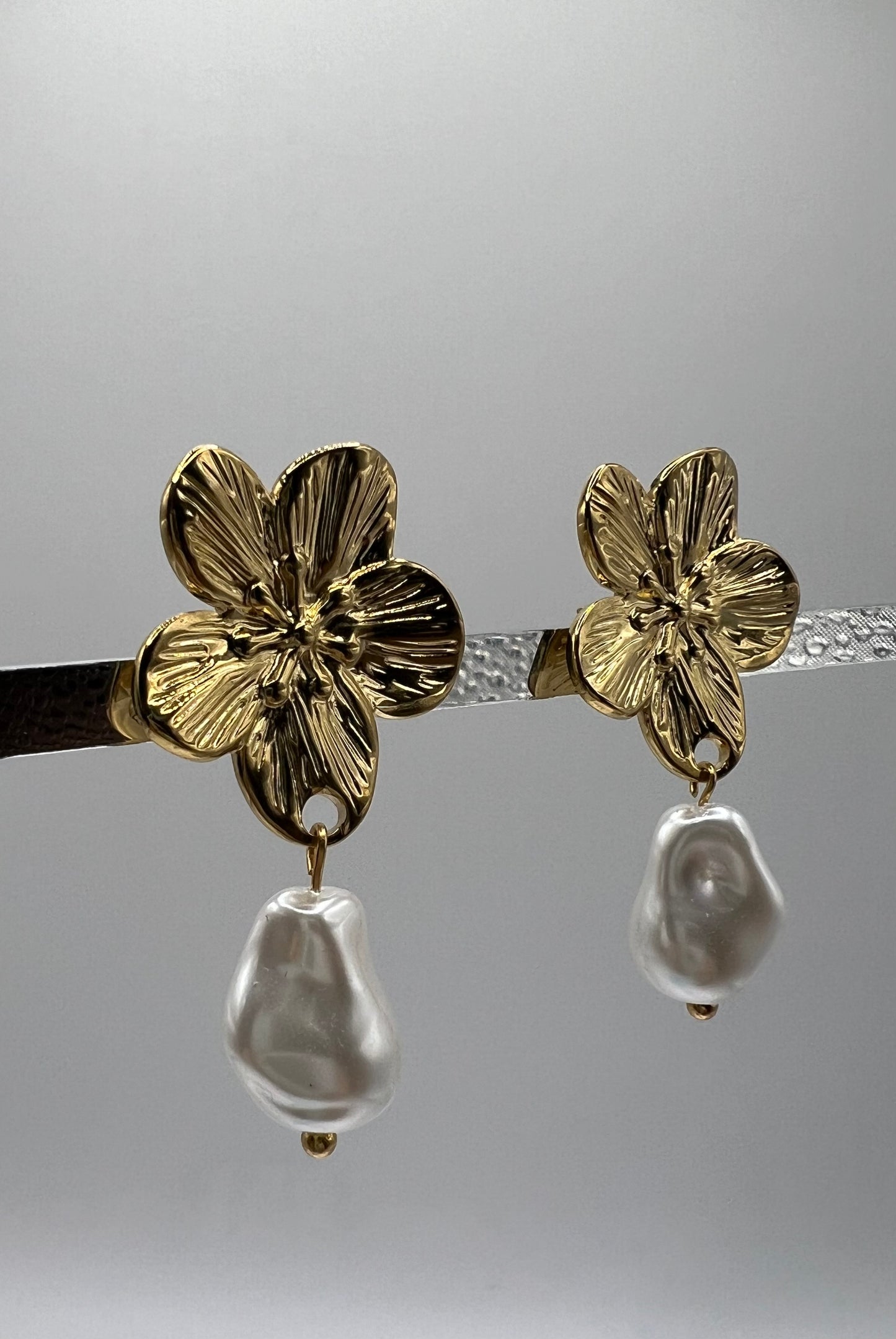 Simple style flower with pearl drop