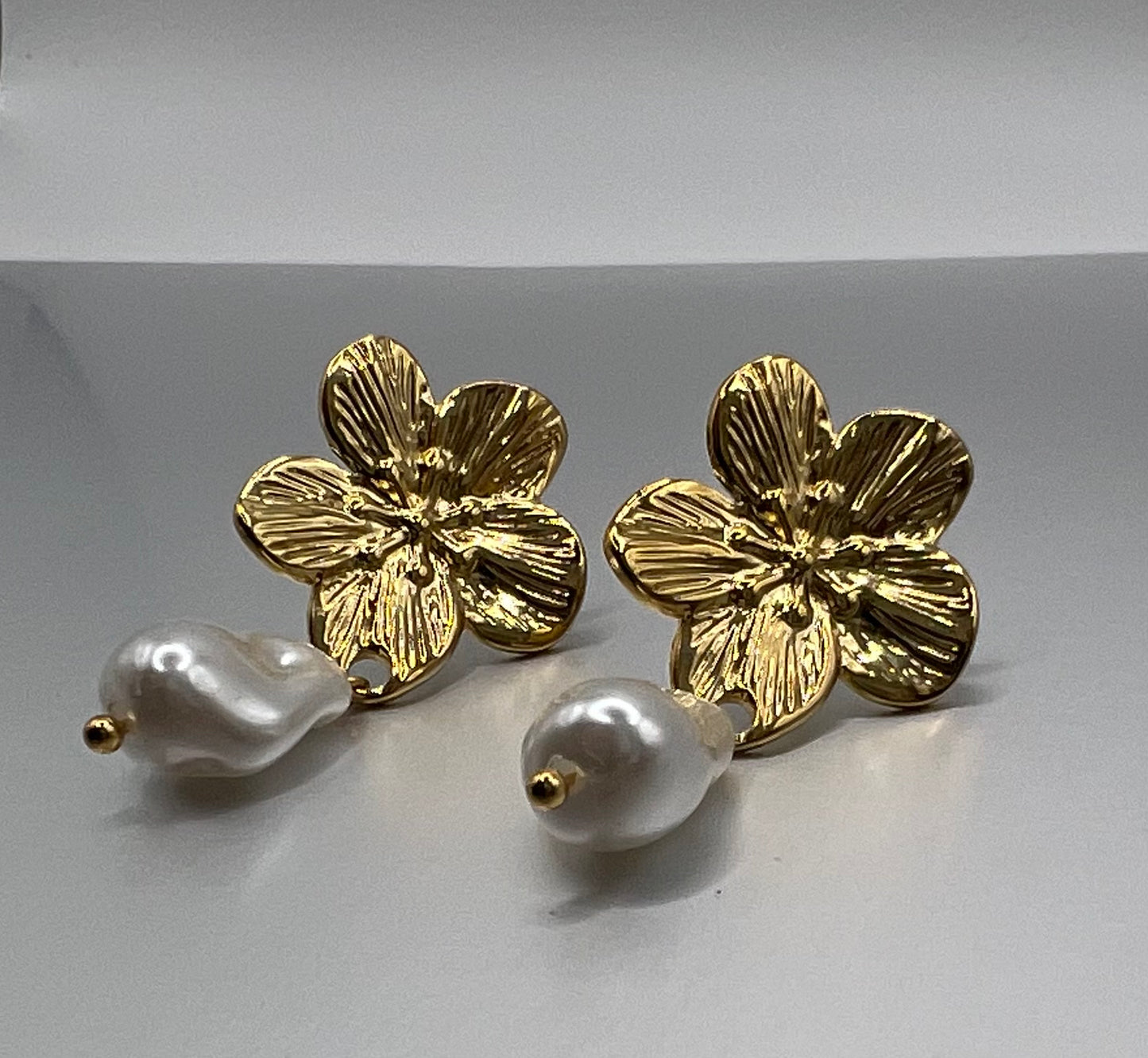 Simple style flower with pearl drop