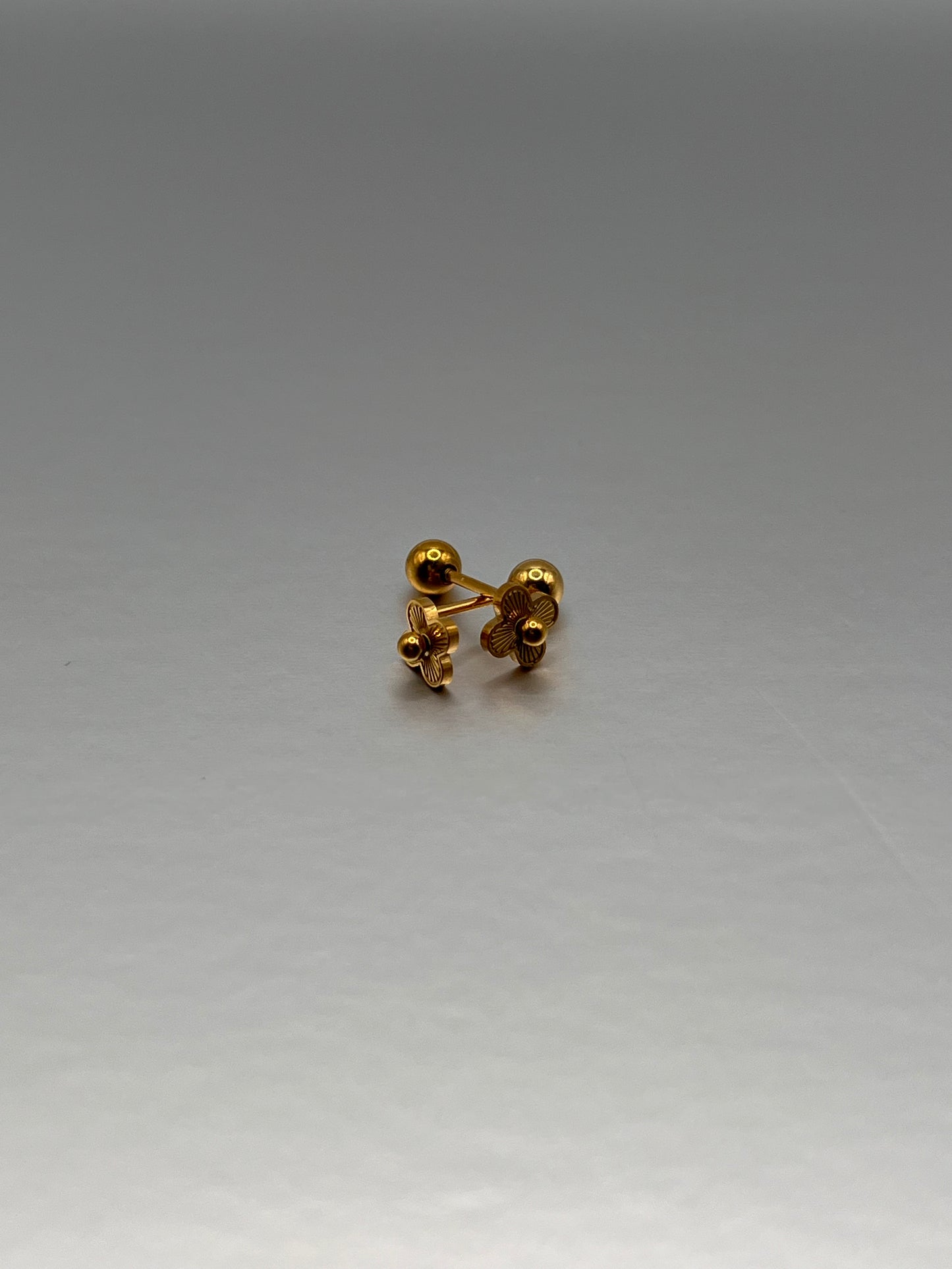 Flower stud earrings