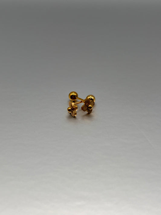 Flower stud earrings