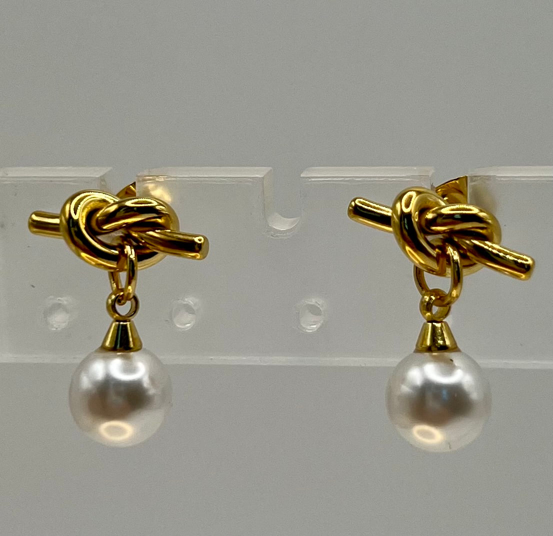 Gold knotted pearl earrings