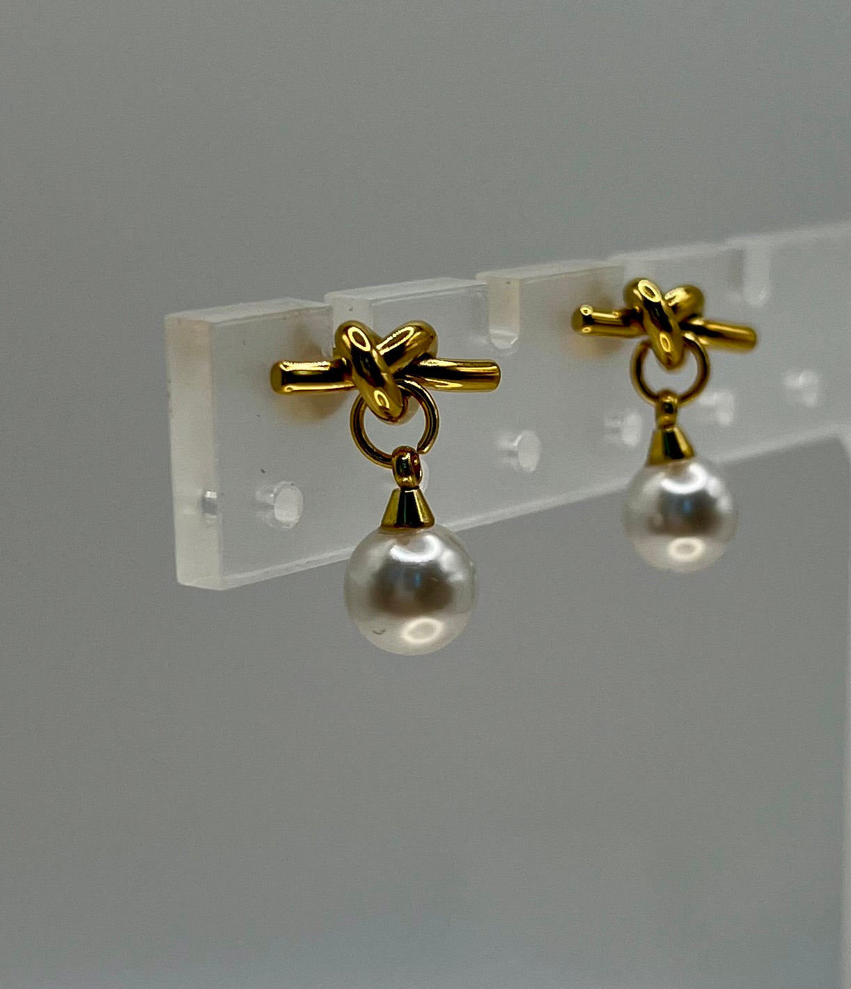 Gold knotted pearl earrings