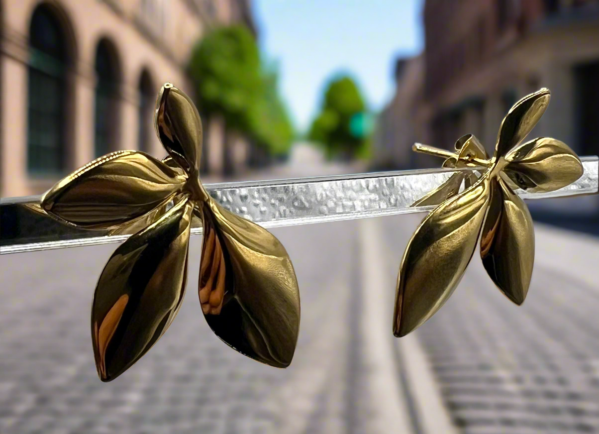 Gold leaves earrings.