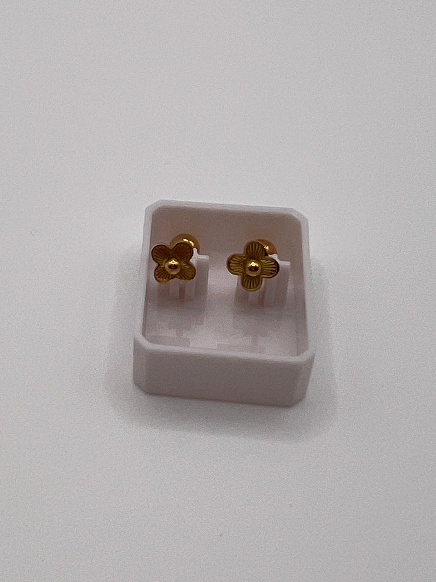 Flower stud earrings