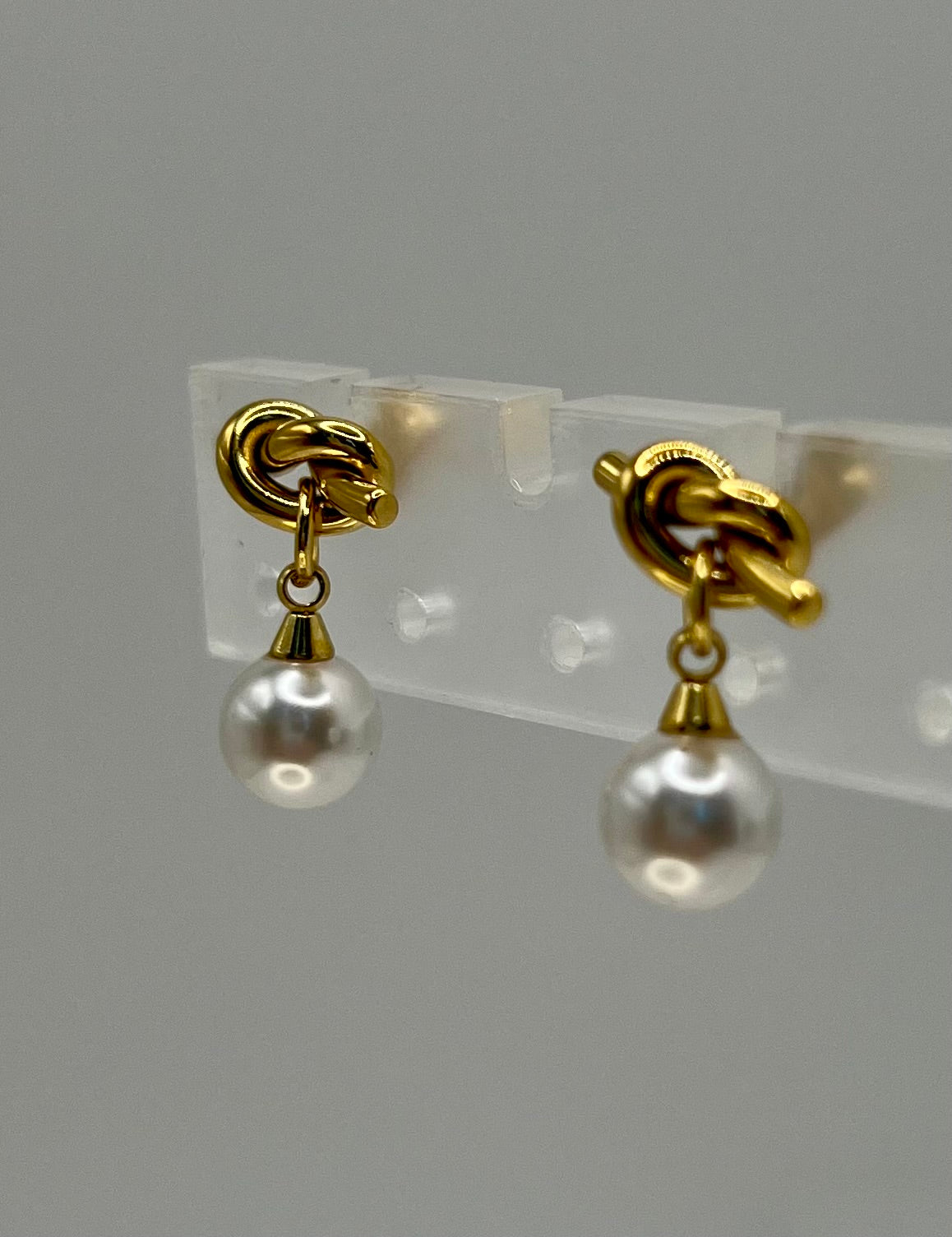 Gold knotted pearl earrings