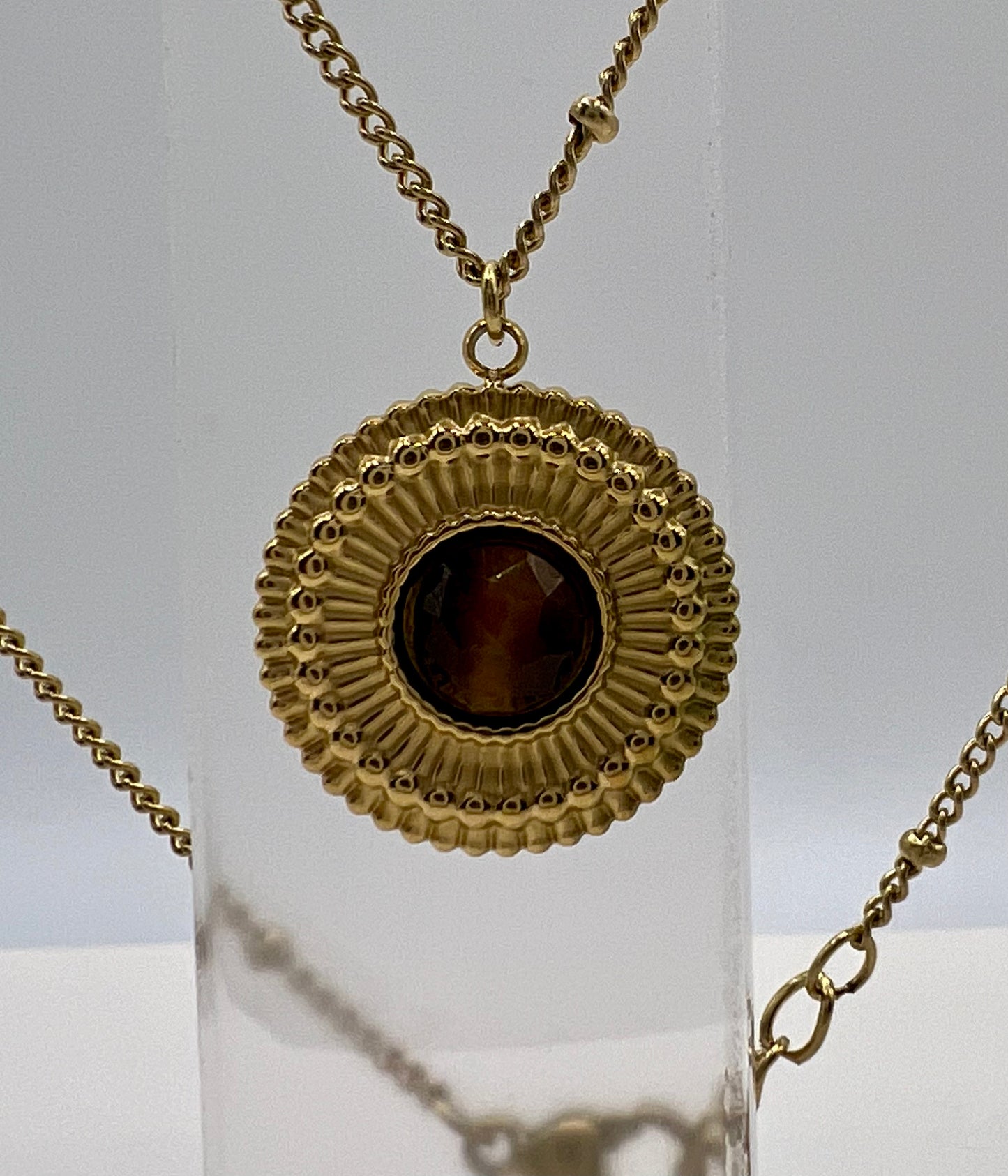 Round embossed necklace with stone