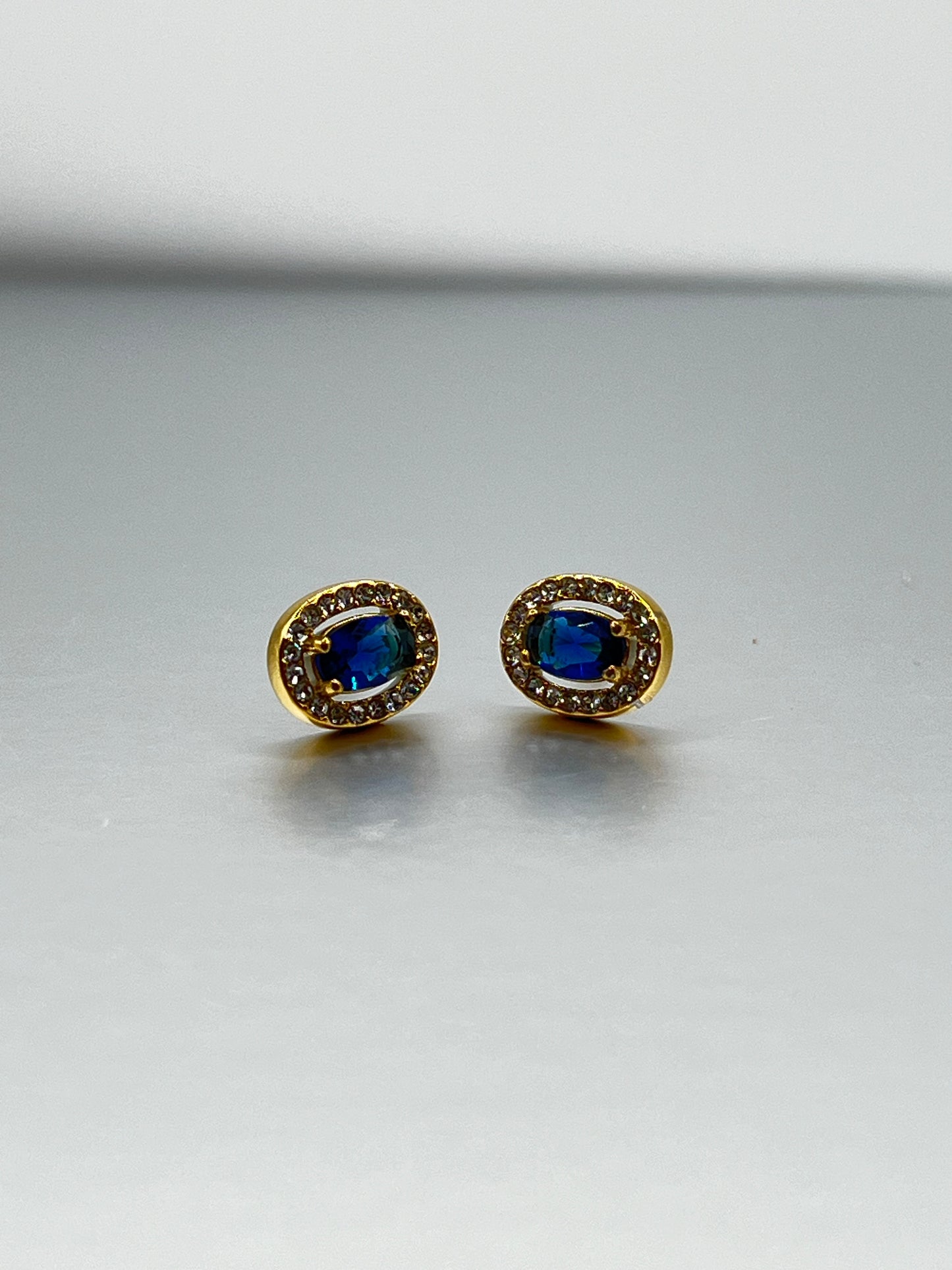 Oval rhinestone earring studs