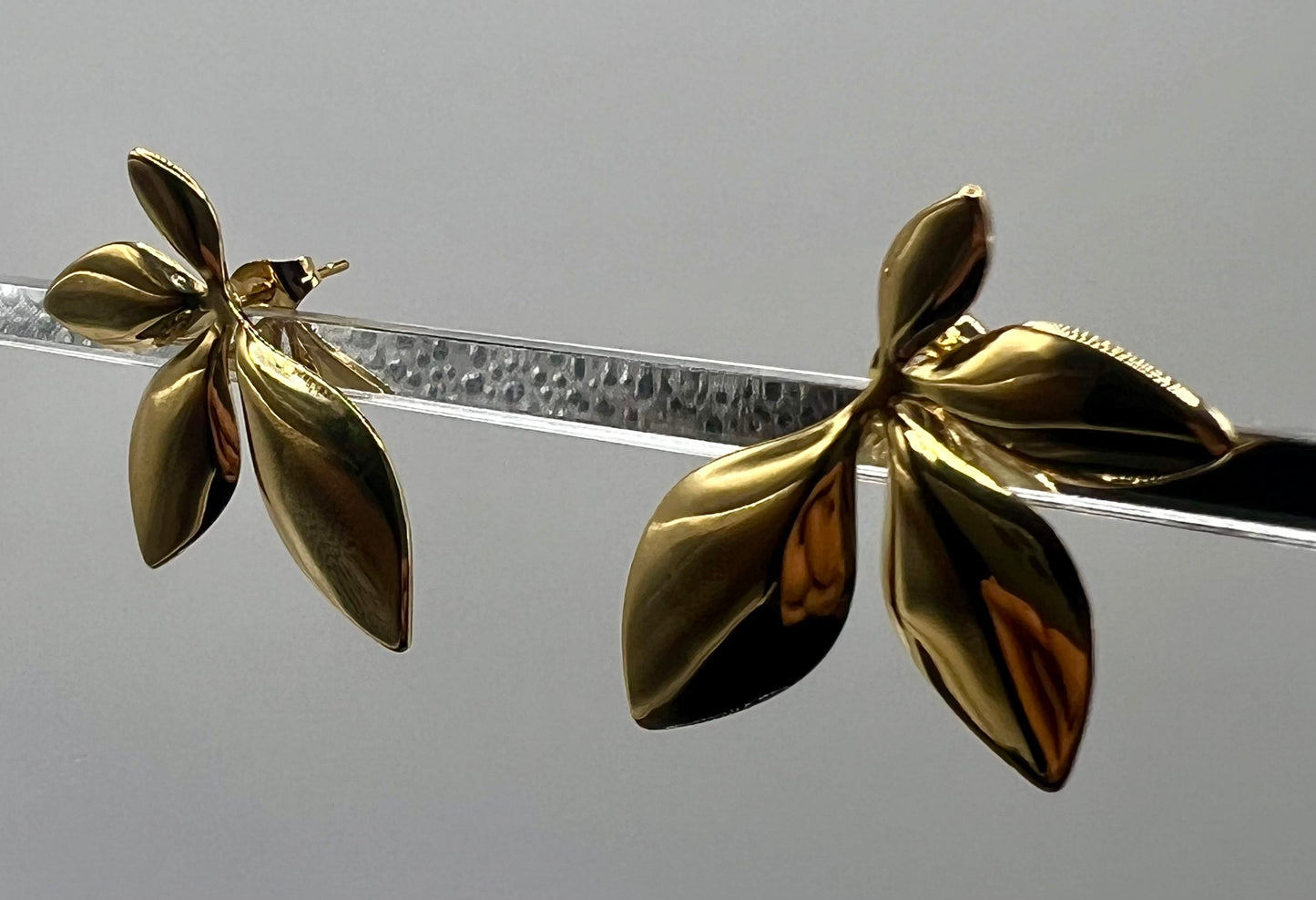 Gold leaves earrings.