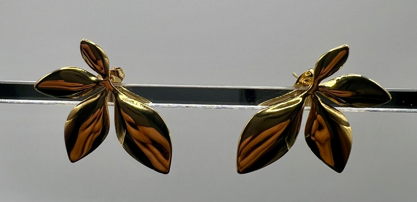 Gold leaves earrings.