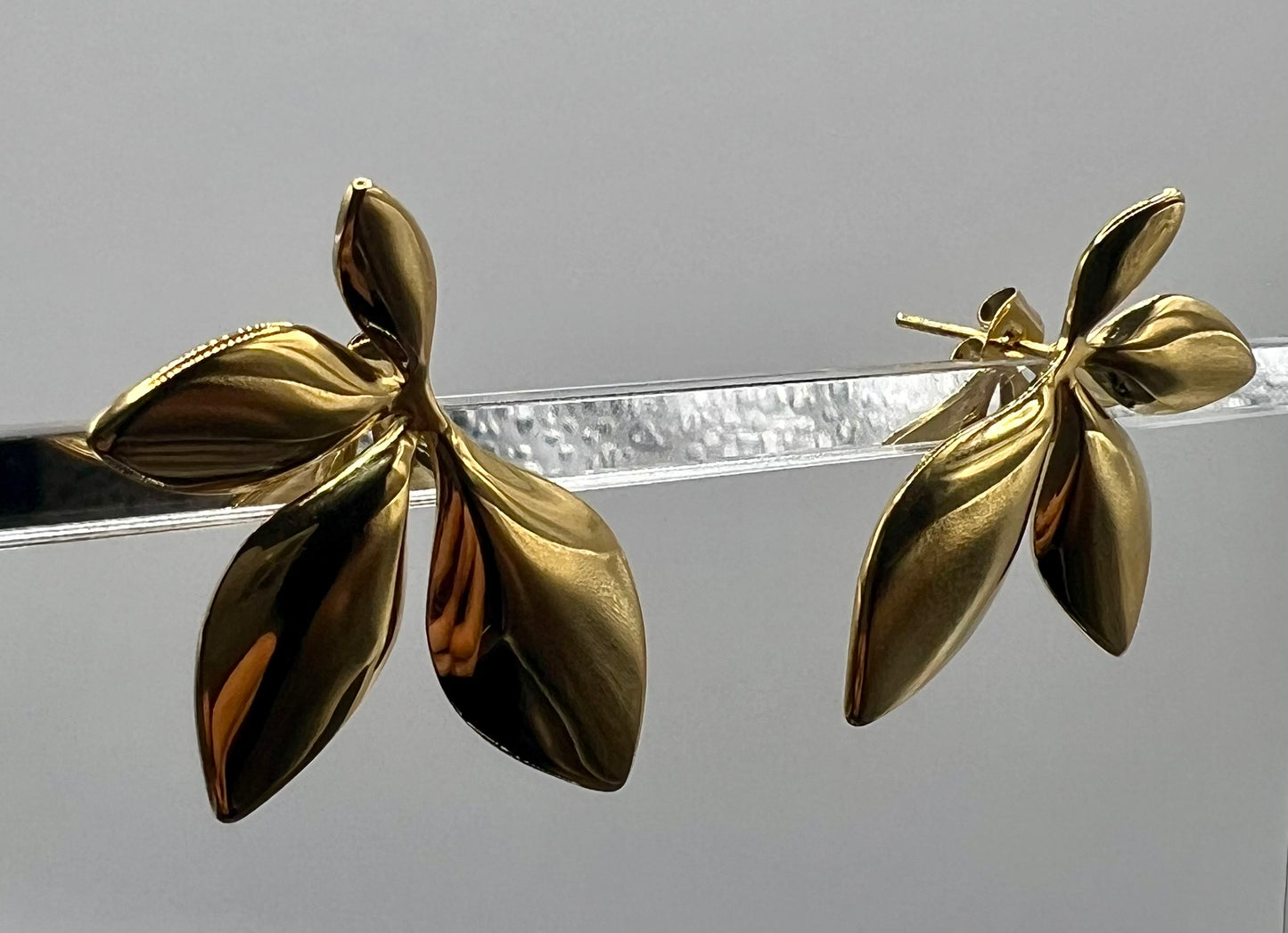 Gold leaves earrings.